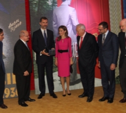 Fotografía de grupo de Sus Altezas Reales los Príncipes de Asturias durante la inauguración del Pabellon de España en donde estaba expuesta la exposic